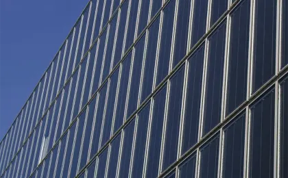 Eine moderne, strukturierte Gebäudefassade bietet Schutz vor Sonne und Einblicken. Innovativer Sichtschutz am Objekt.