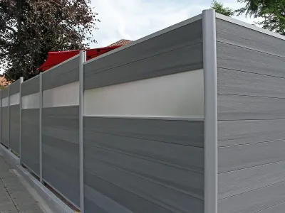 Ein moderner WPC-Sichtschutzzaun schützt die Terrasse und das Grundstück vor neugierigen Blicken.